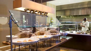 Tägliches Frühstücksbuffet (18.00 USD pro Person)