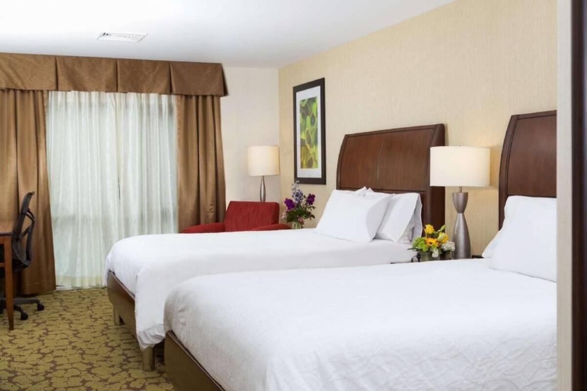 Roupas de cama premium, escrivaninha, espaço de trabalho para notebook