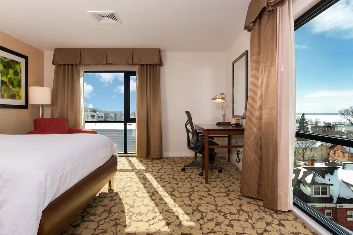 Hochwertige Bettwaren, Schreibtisch, laptopgeeigneter Arbeitsplatz