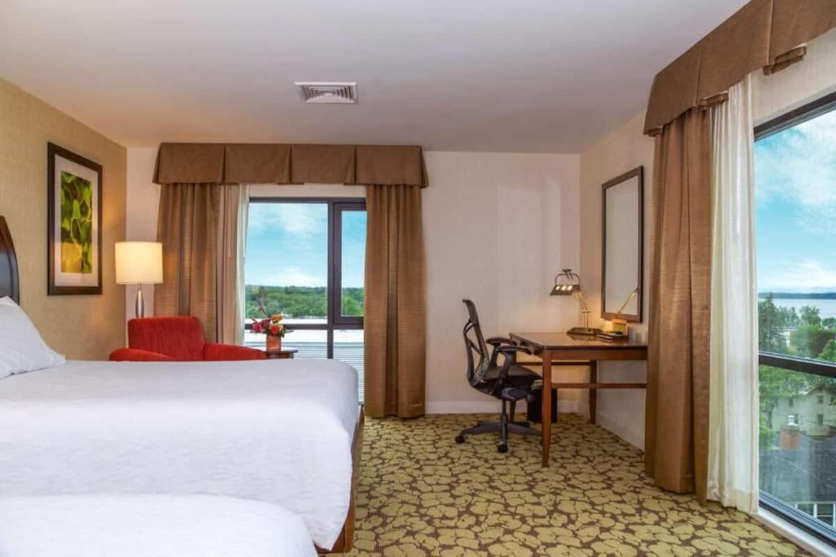 Roupas de cama premium, escrivaninha, espaço de trabalho para notebook