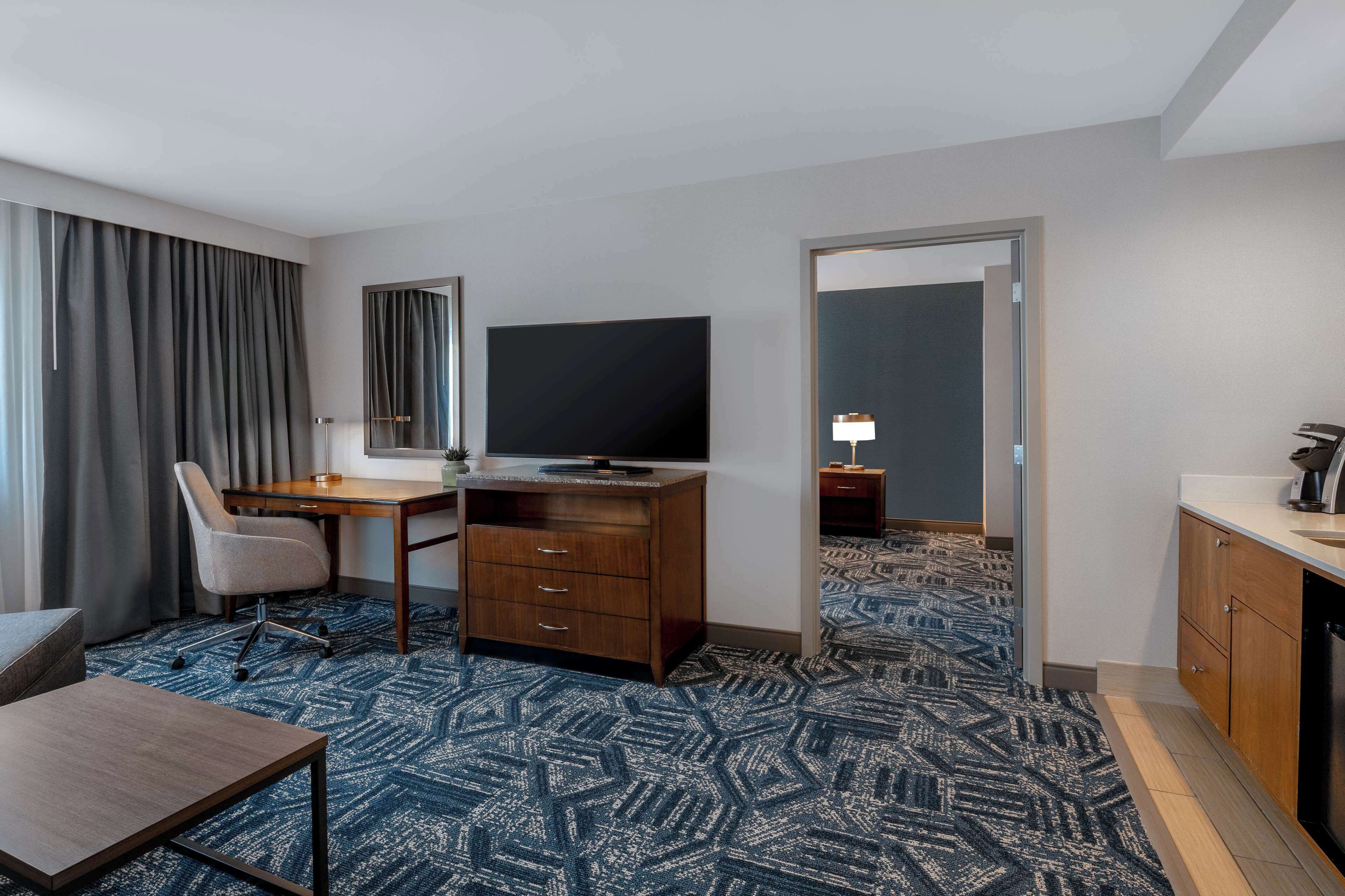 1 bedroom, premium bedding, desk, laptop workspace