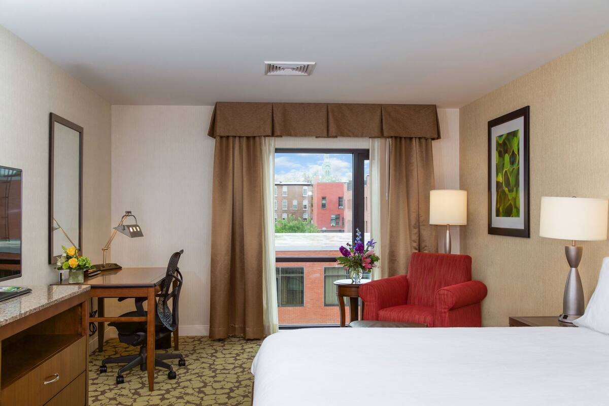 Roupas de cama premium, escrivaninha, espaço de trabalho para notebook