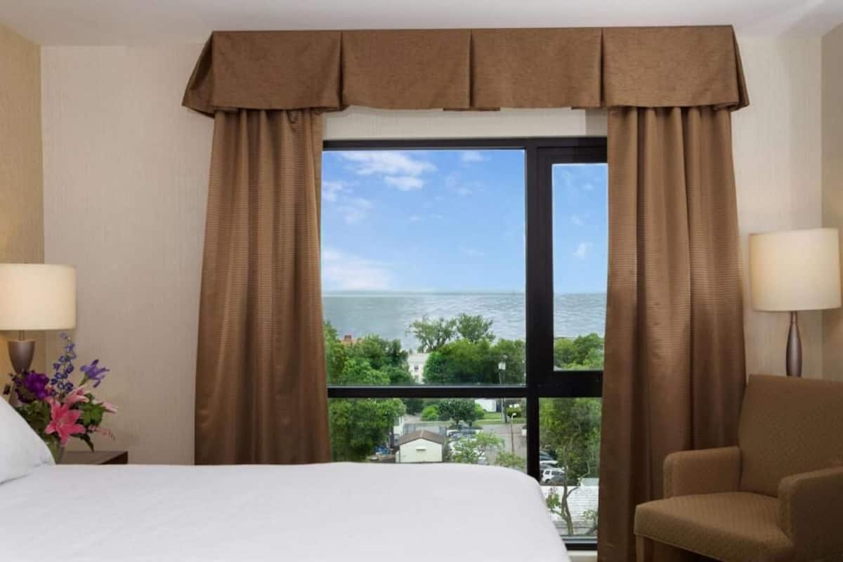 Roupas de cama premium, escrivaninha, espaço de trabalho para notebook