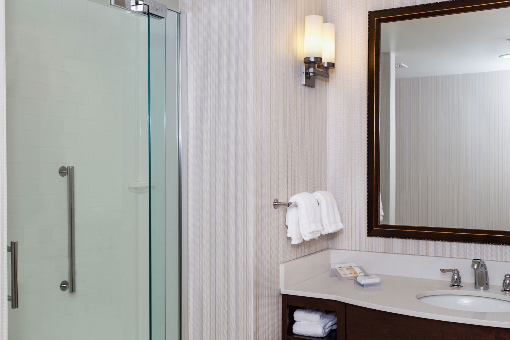 Baño | Amenidades de baño gratuitas y toallas 