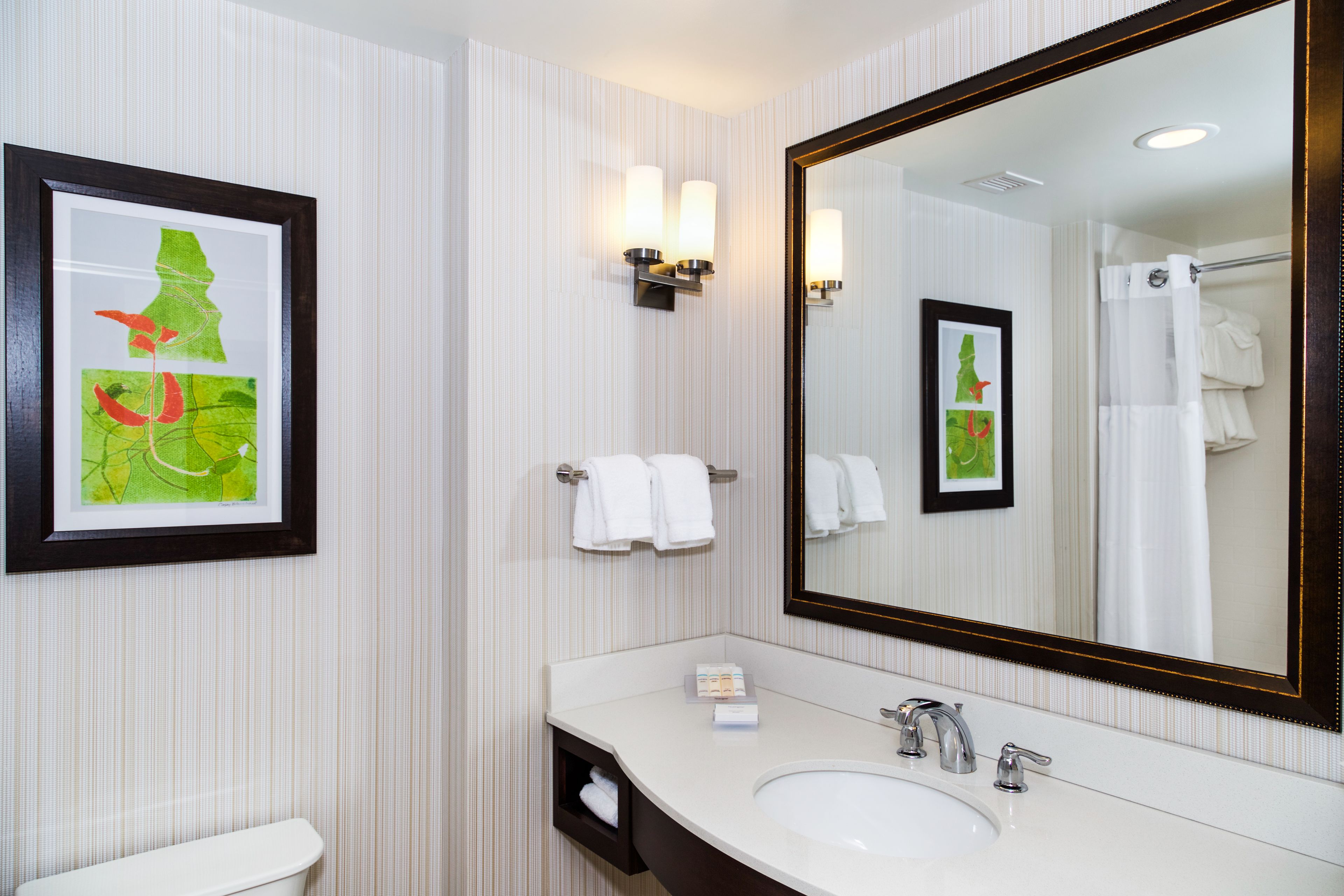 1 bedroom, premium bedding, desk, laptop workspace