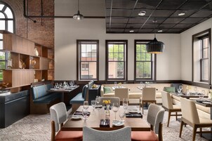 Se sirven desayunos, almuerzos y cenas; cocina americana