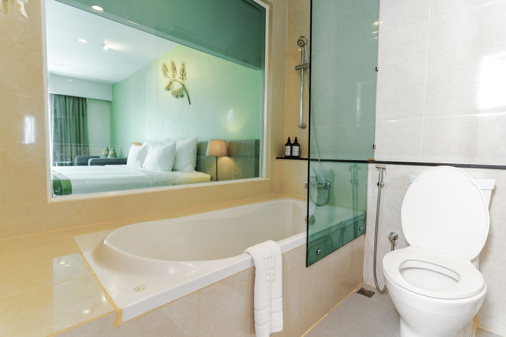 rainfall showerhead, free toiletries, hair dryer, towels