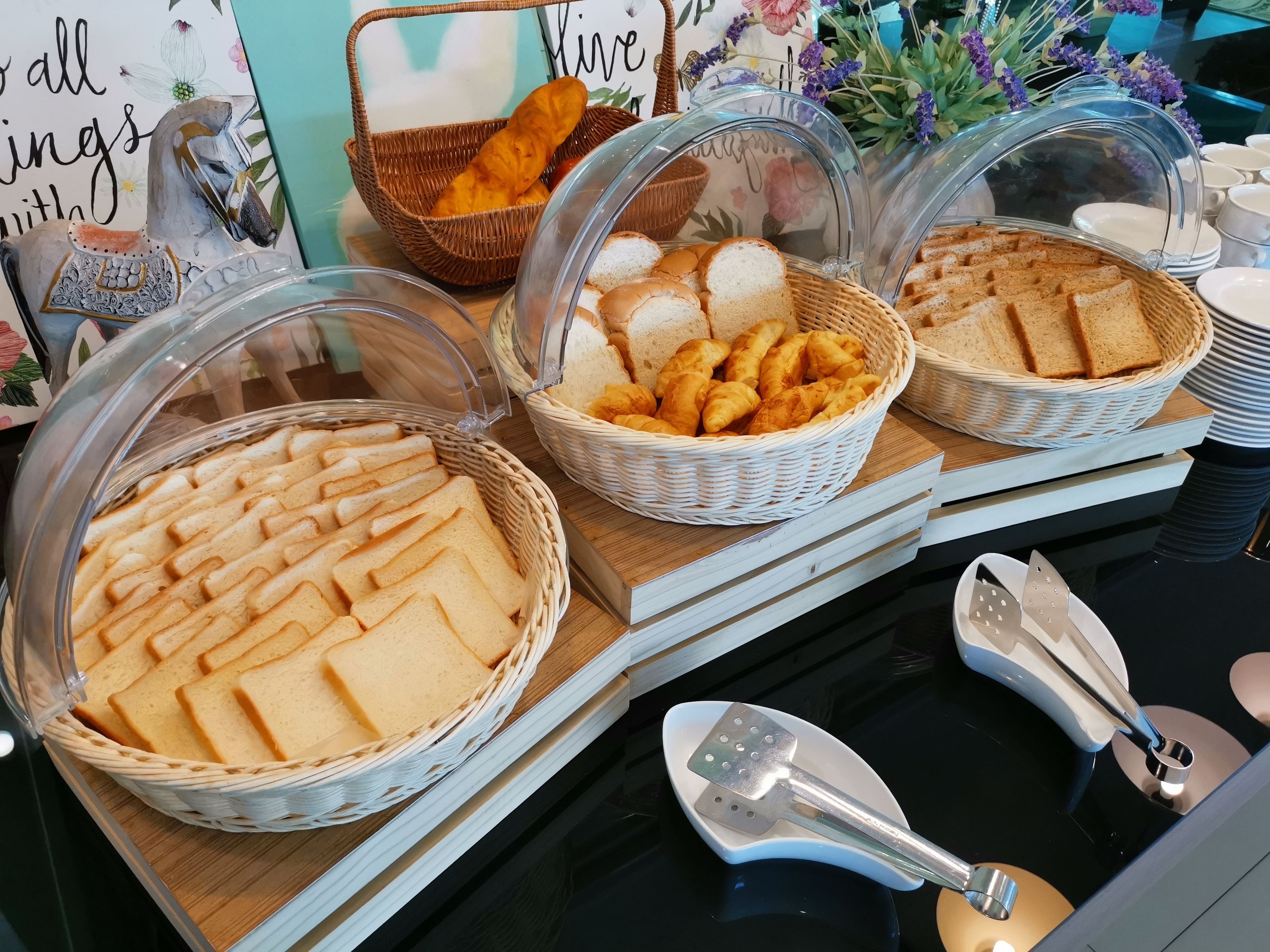 daily buffet breakfast (thb 350 per person)