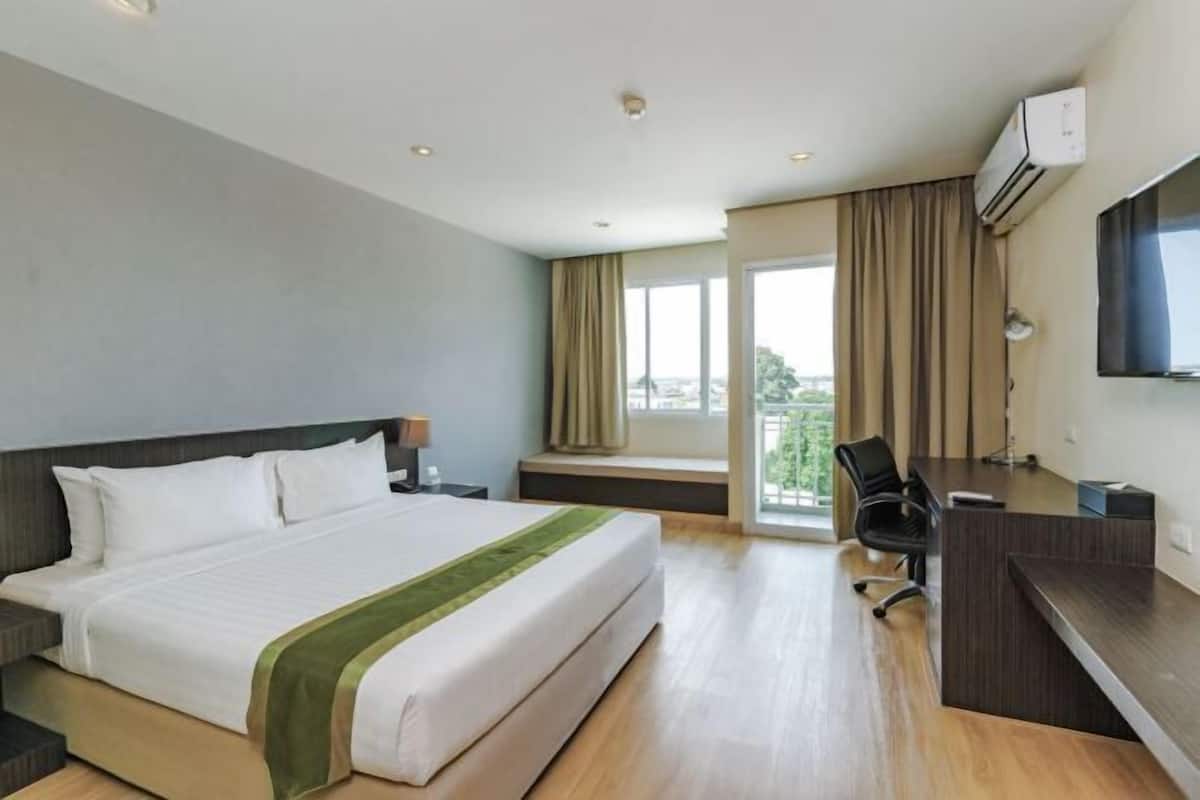 Free minibar items, in-room safe, individually decorated, desk