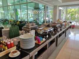 Desayuno buffet diario (THB 350 por persona)