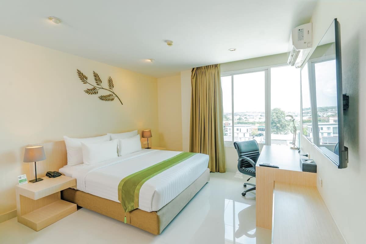 Free minibar items, in-room safe, individually decorated, desk