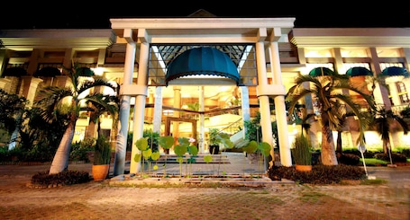 Exterior. Bentani Hotel & Residence