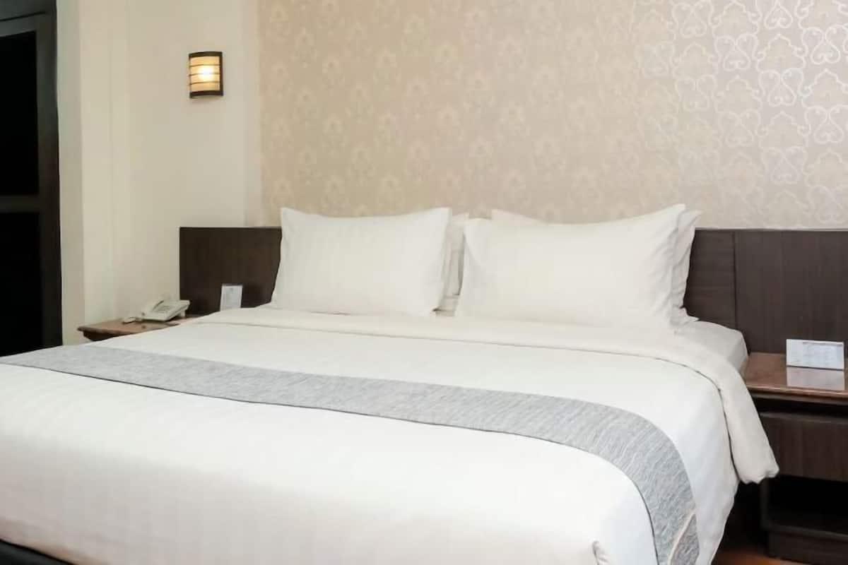 Minibar, in-room safe, desk, rollaway beds