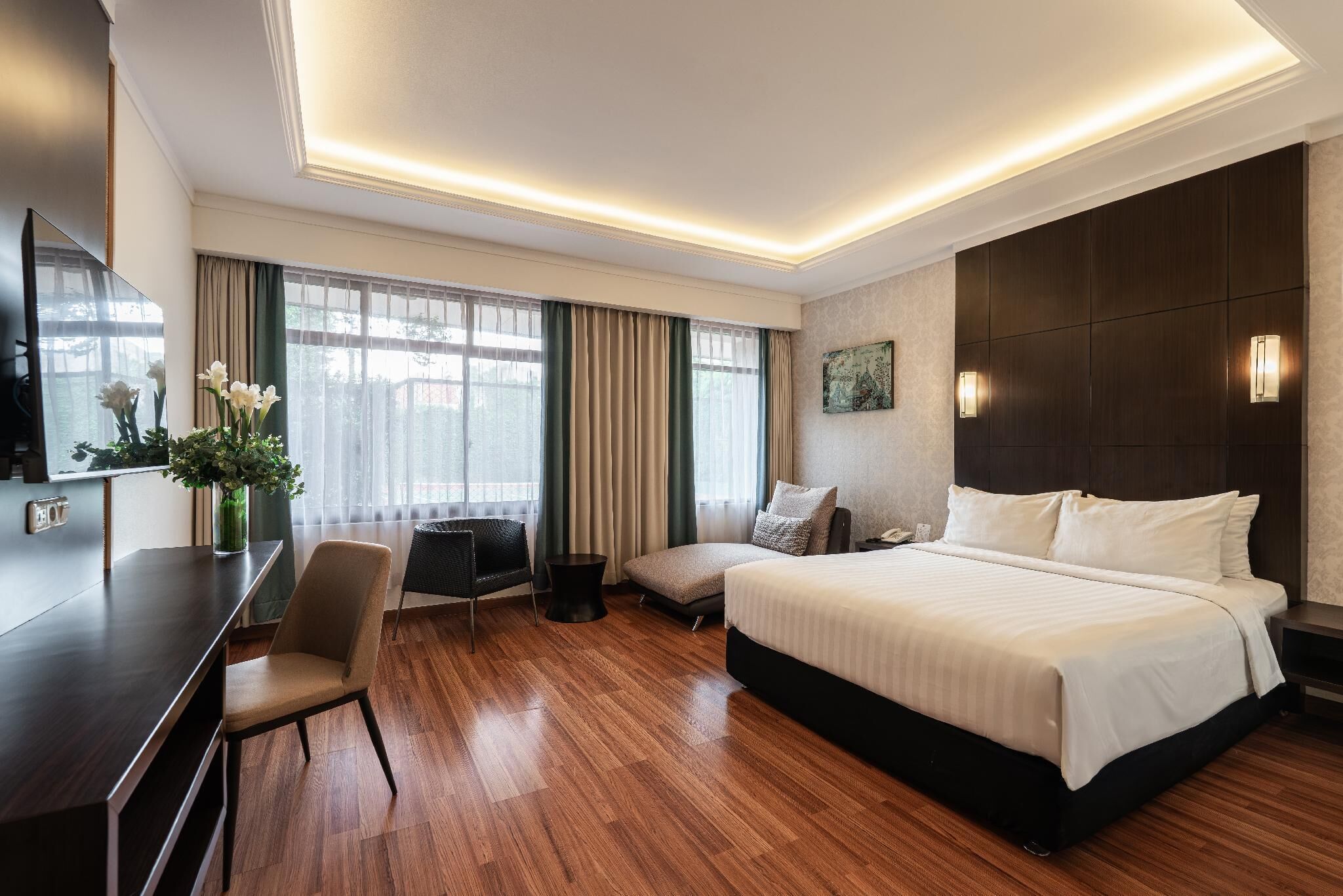 Minibar, brankas, meja kerja, dan tempat tidur lipat/tambahan