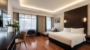 Minibar, brankas, meja kerja, dan tempat tidur lipat/tambahan