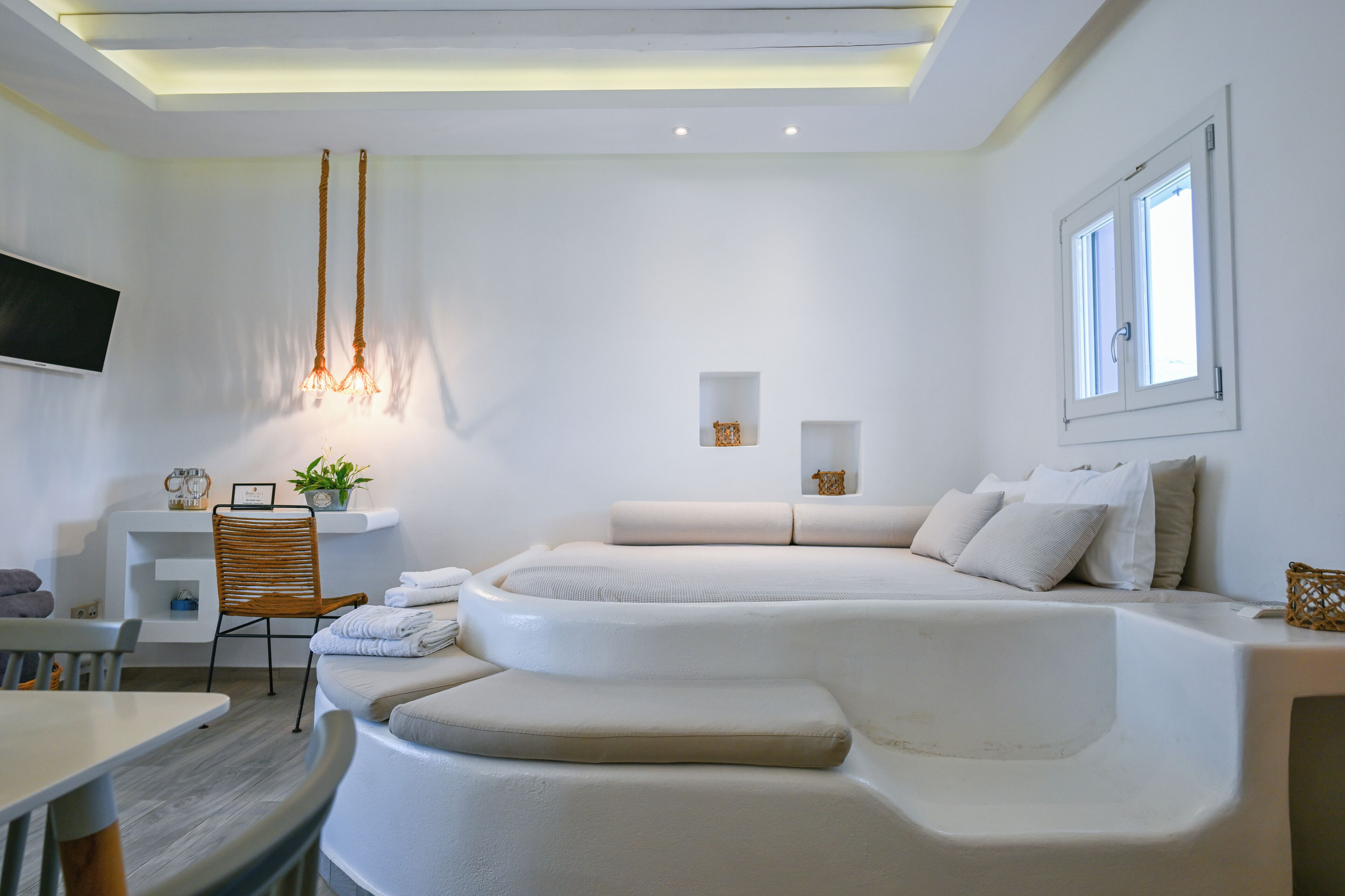 Luksusvilla, 3 soverom | Oppholdsområde | En 32-tommers LED-TV med Parabol-TV samt TV