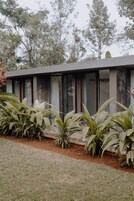 单人房 | 客房内保险箱、特色家居、办公桌、笔记本电脑工作区