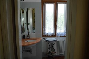 Habitación doble, baño privado, vistas al jardín | Baño | Ducha, artículos de higiene personal gratuitos, secador de pelo y bidé