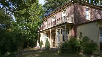 Vista frontal de la propiedad