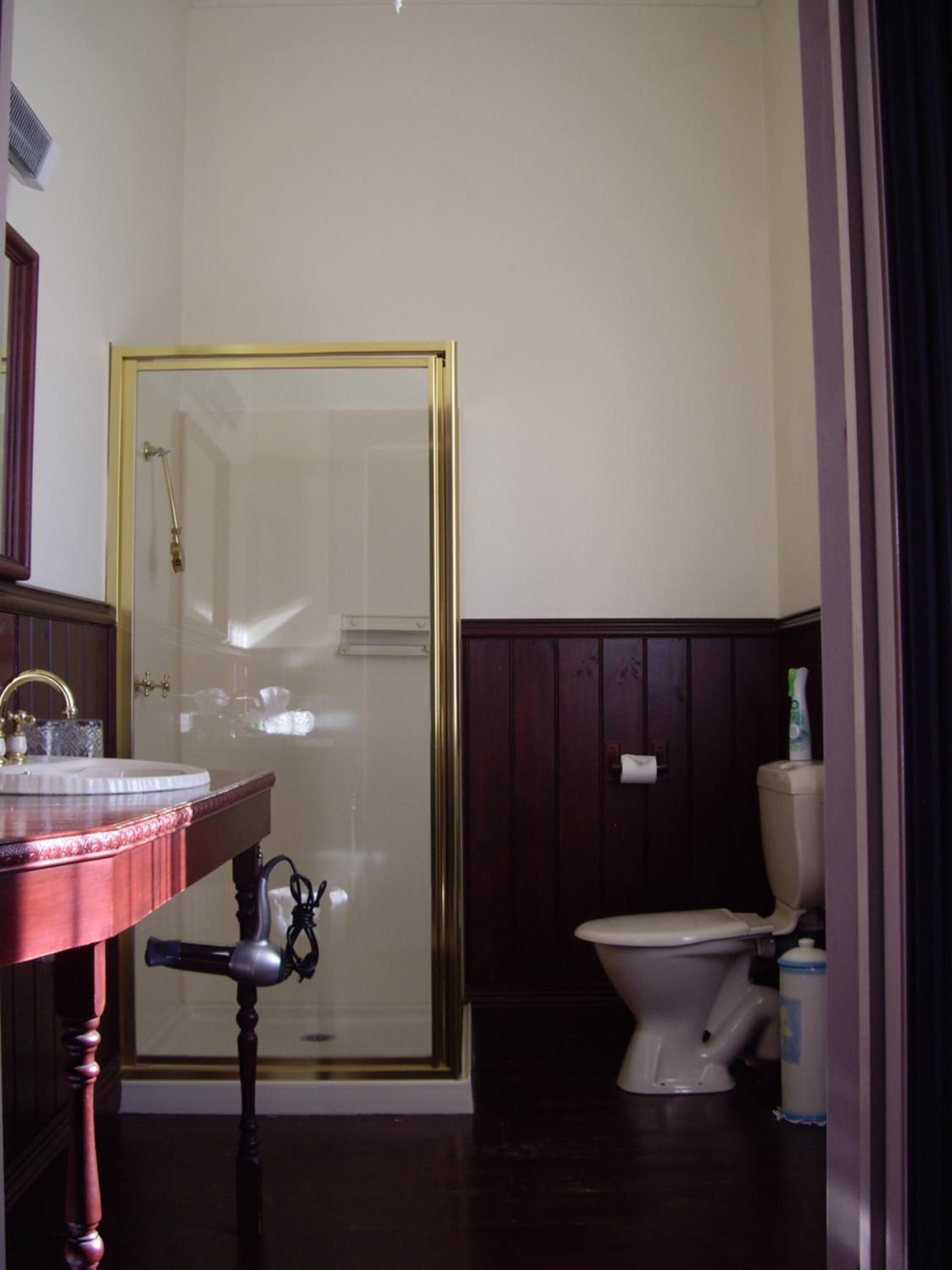 Ein Badezimmer mit Dusche, Toilette und Waschbecken.