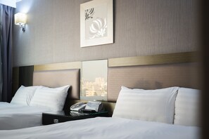 Standaard vierpersoonskamer | Luxe beddengoed, donzen dekbedden, pillowtop-bedden