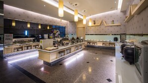 Una cocina moderna con una isla central, electrodomésticos integrados y una barra desayunadora.