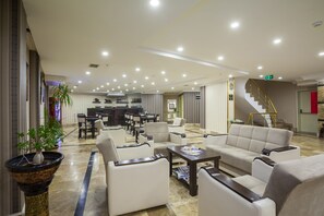 Lobby sitting area - Ayhan Hotel (Antalya)
