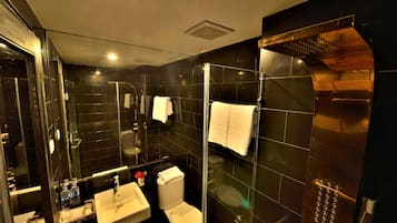 华丽客房 (With Breakfast) | 浴室 | 淋浴设施、免费洗浴用品、吹风机、拖鞋