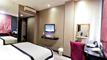Deluxe Twin Room | In-room safe, desk, soundproofing, iron/ironing board