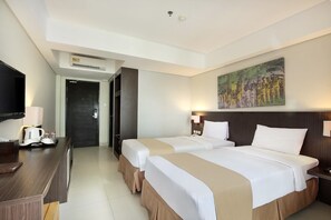 Deluxe Twin Room, Pool View | In-room safe, desk, soundproofing, rollaway beds - Rofa Kuta Hotel (Legian)