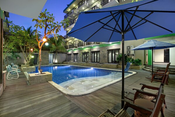 Outdoor pool, pool loungers - Rofa Kuta Hotel (Legian)