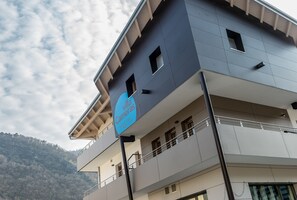 المنشأة من الخارج