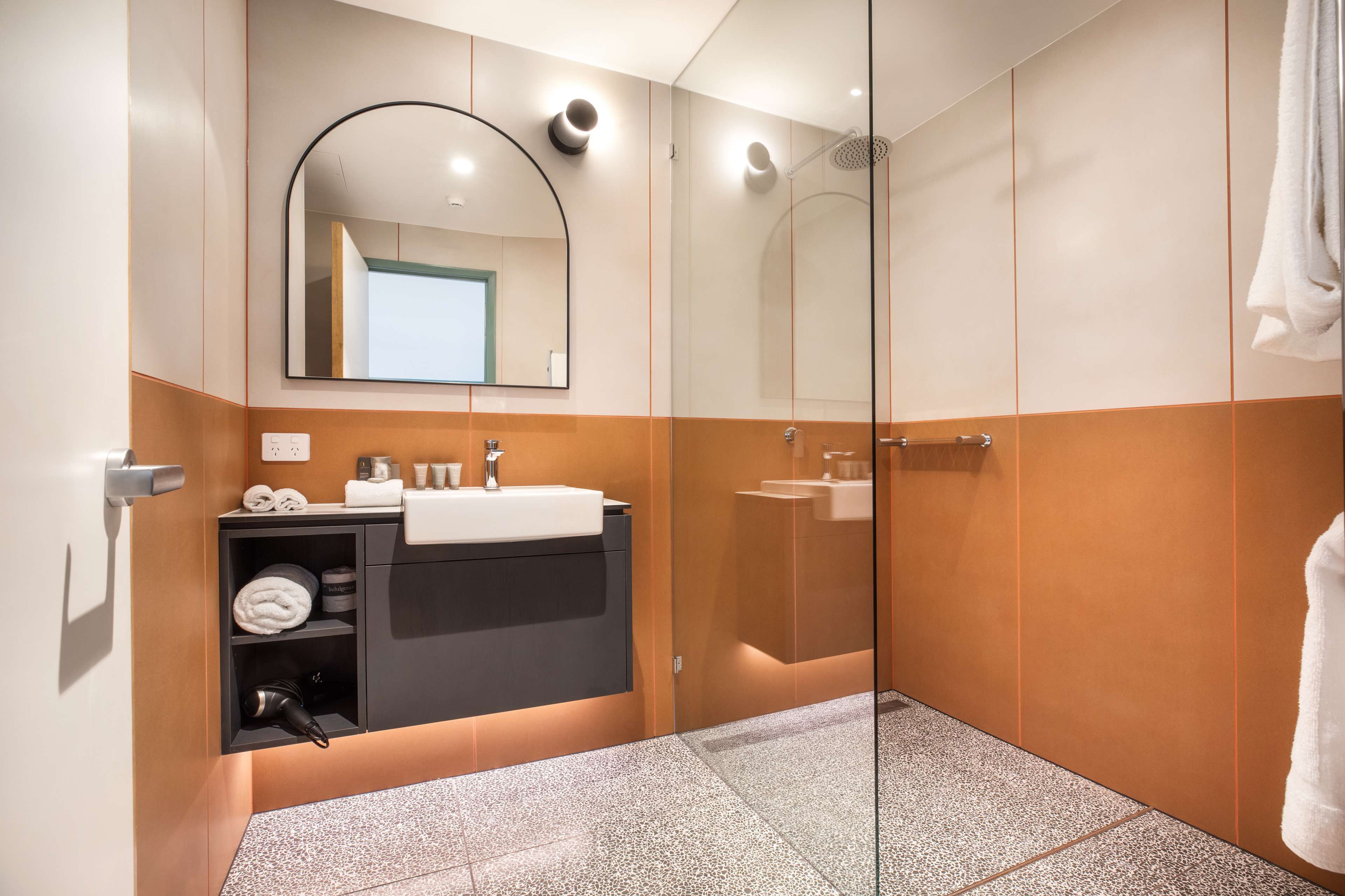 Photo - Nightelier Mitchelton The Brook