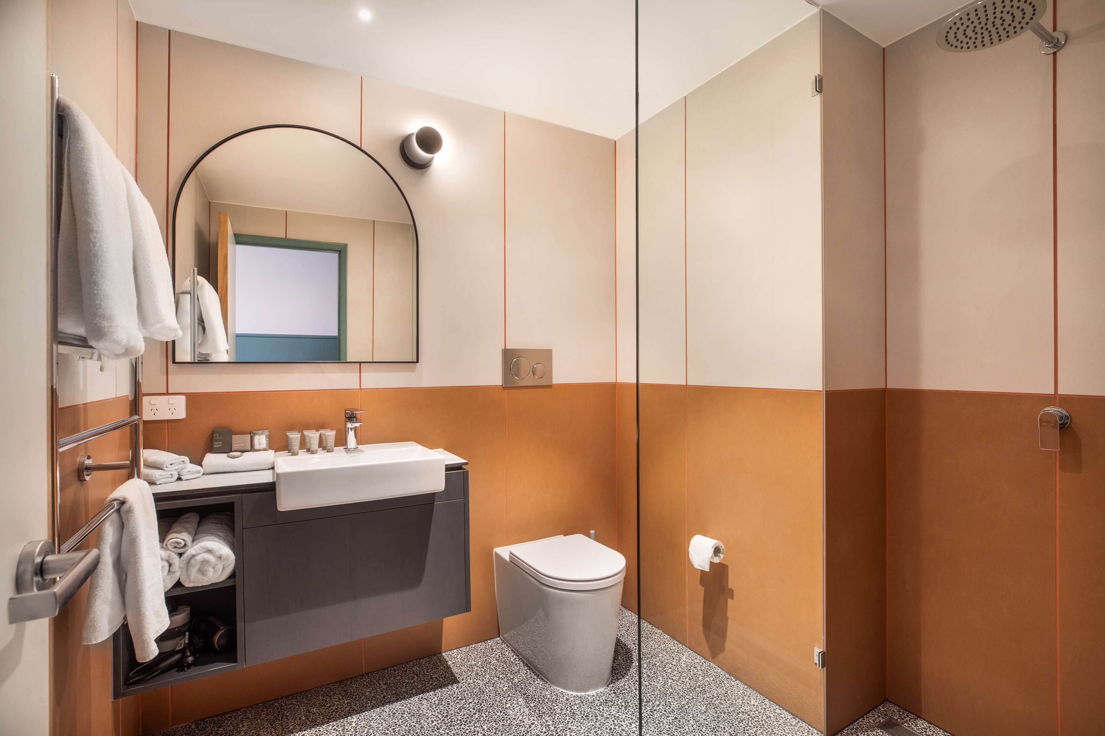 Photo - Nightelier Mitchelton The Brook