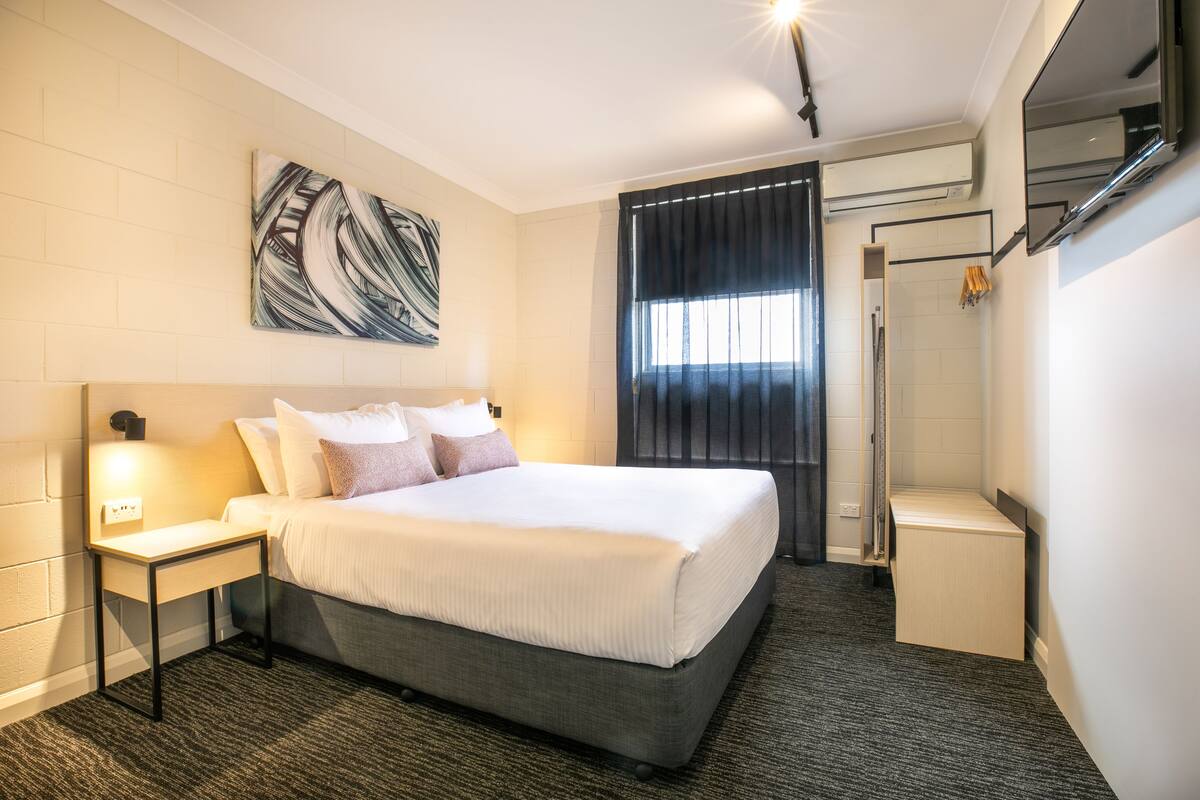 Desk, iron/ironing board, WiFi (free), bed sheets