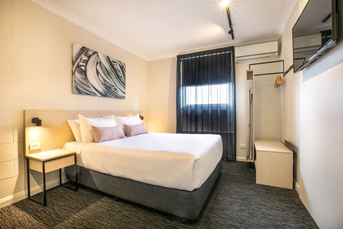 Desk, iron/ironing board, free WiFi, bed sheets