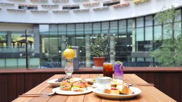 Phục vụ bữa sáng, bữa trưa, bữa tối, món ăn Hàn Quốc