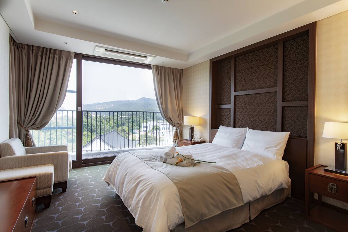 Presidential Suite Double | Premium bedding, blackout curtains, free WiFi