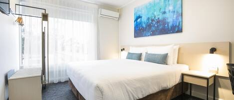 Een bureau, een strijkplank/strijkijzer, gratis wifi, beddengoed