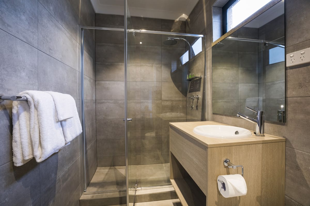 studio room - king & single bed | bathroom | shower, free toiletries, towels