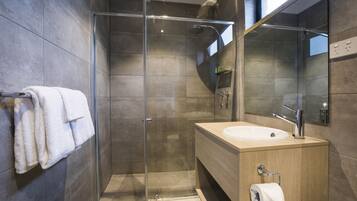 Monolocale, letti multipli | Bagno | Doccia, set di cortesia gratuito, asciugamani