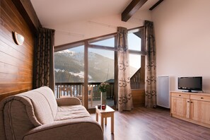 40-cm flat-screen TV with cable channels, TV, table football - Résidence Lagrange Vacances Les Chalets du Mont Blanc (Hauteluce)