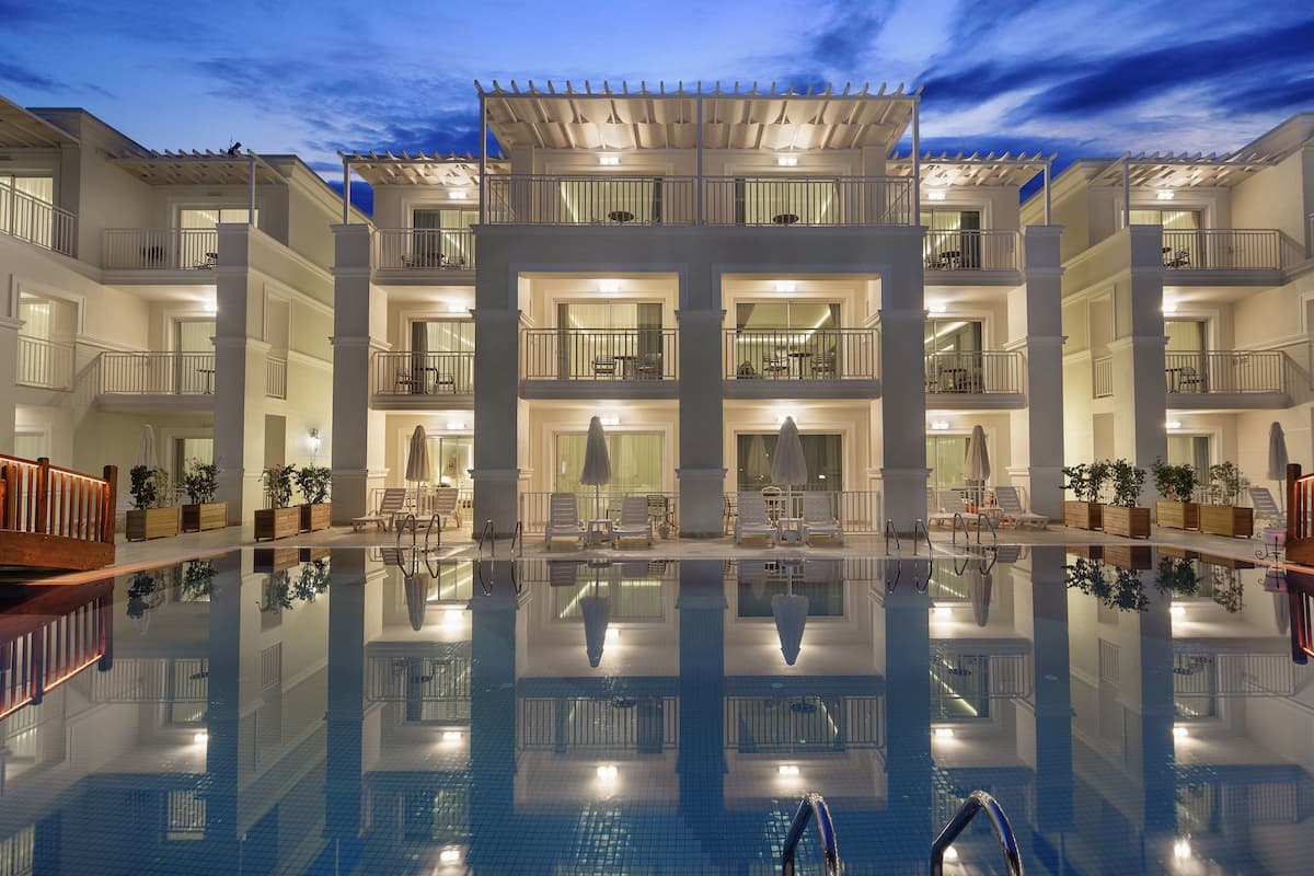 Ein mehrstöckiges Hotel mit zentralem Pool und Balkonen.