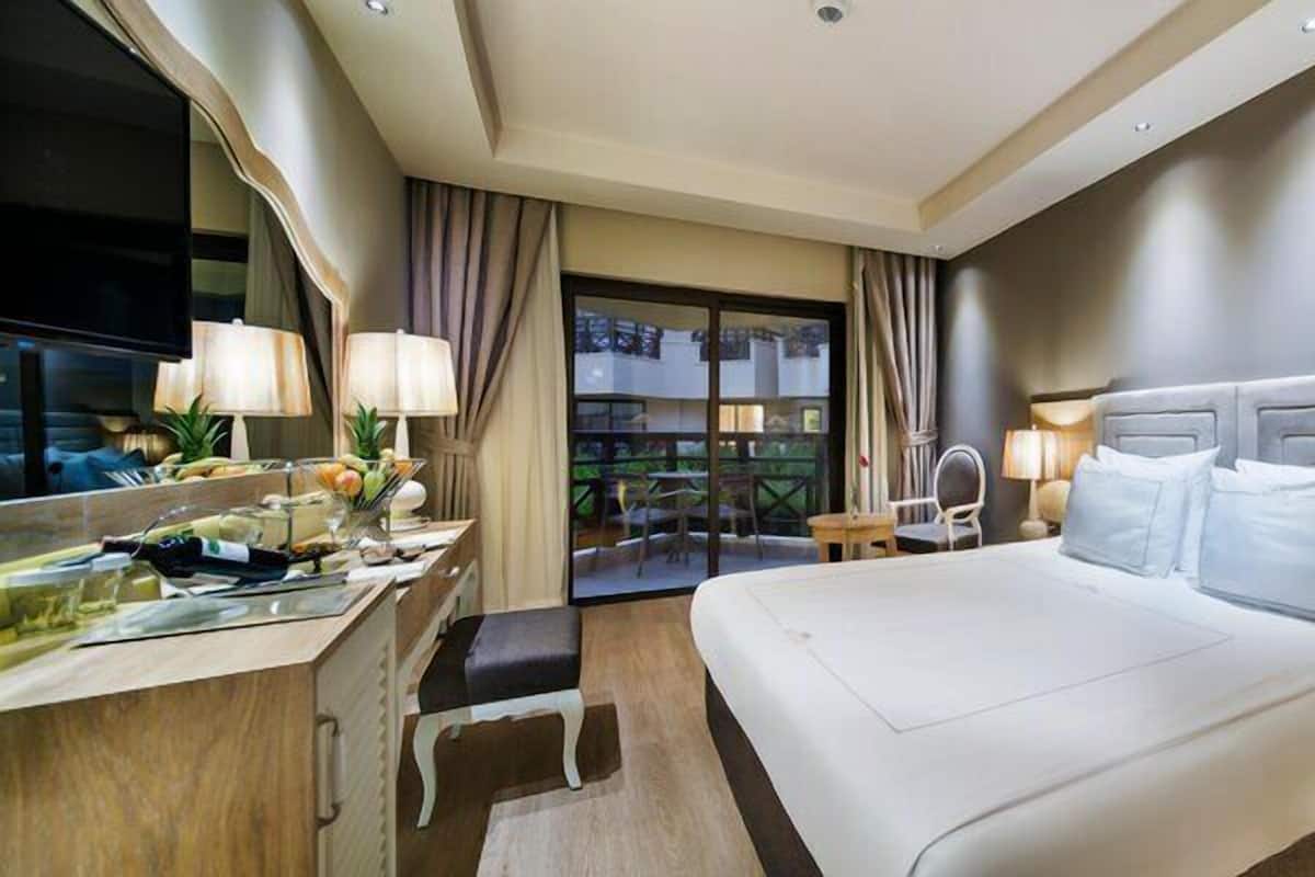 Camelia Garden Land View Room | Minibar (free items), in-room safe, soundproofing, WiFi (free)