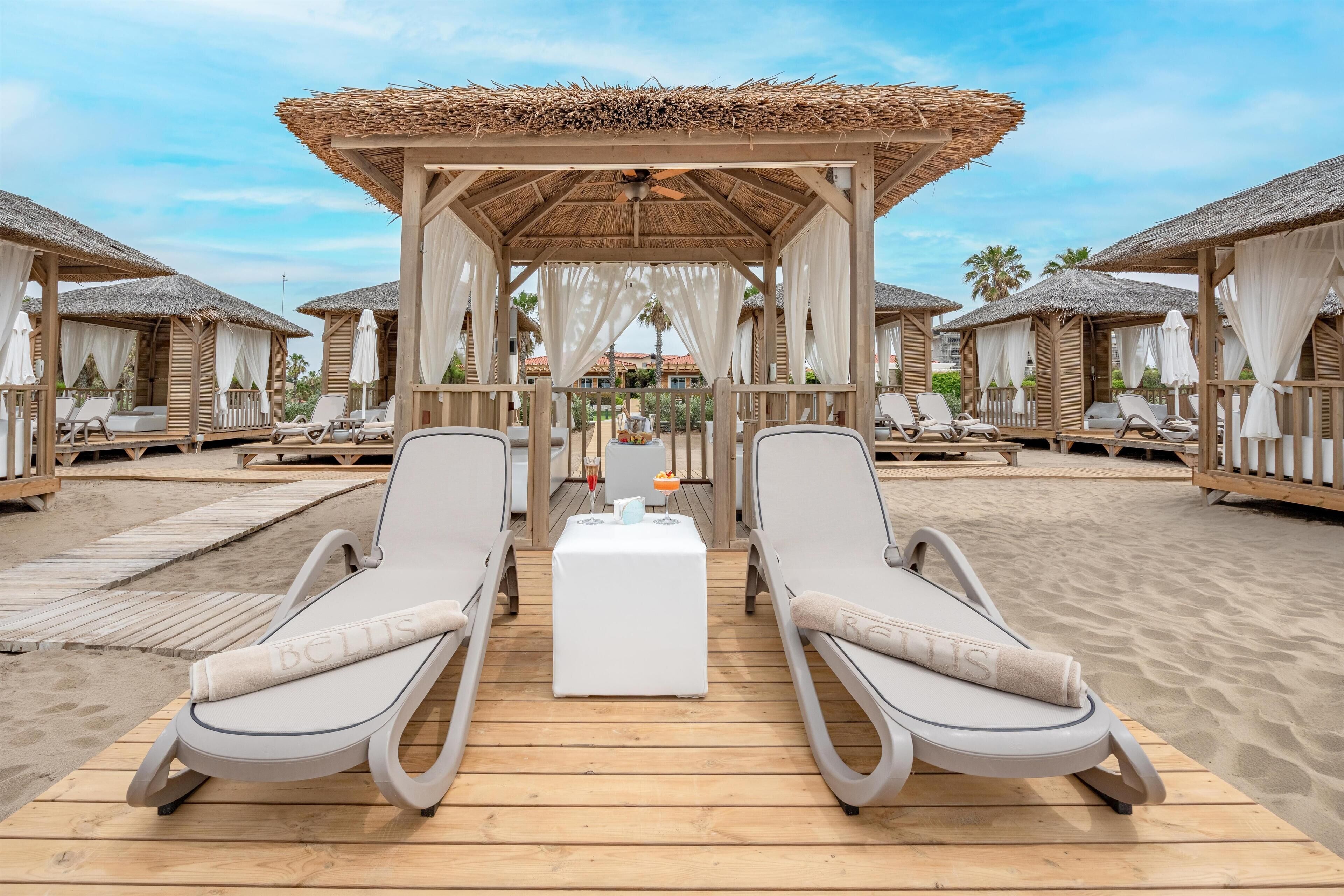 Plage privée, cabines (en supplément), chaises longues, parasols