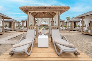 Aan een privéstrand, strandhuisjes (toeslag), ligstoelen, parasols