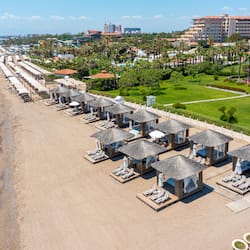Spiaggia privata, cabine (a pagamento), lettini da mare, ombrelloni