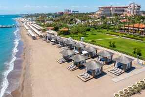 私人海灘、小屋 (收費)、躺椅、太陽傘
