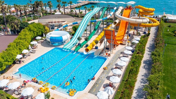 Ein Wasserpark mit mehreren Rutschen und einem Schwimmbecken.