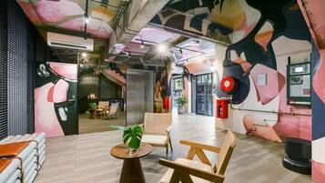 Coin salon dans le hall